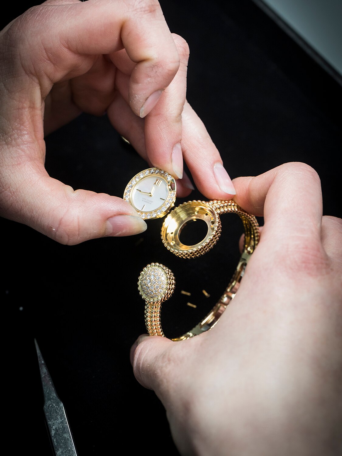 Perlée Toi & Moi secret watch, craftsmanship, Perlée collection, Van Cleef & Arpels