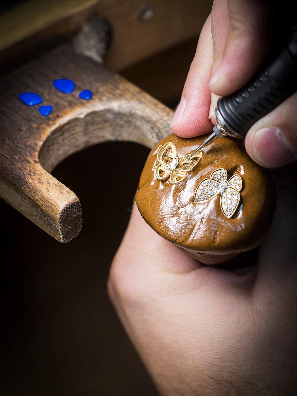 Two Butterfly earrings 18K yellow gold, diamond, lapis lazuli, craftsmanship, Two Butterfly collection, Van Cleef & Arpels