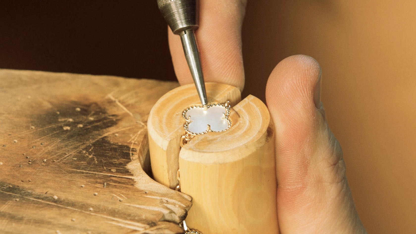 Mother of pearl setting , Vintage Alhambra bracelet, 5 motifs, yellow gold, white mother-of-pearl, Van Cleef & Arpels