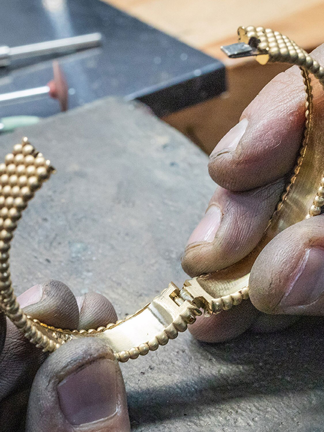 Assembling the gold structure, Perlée collection, Van Cleef & Arpels.