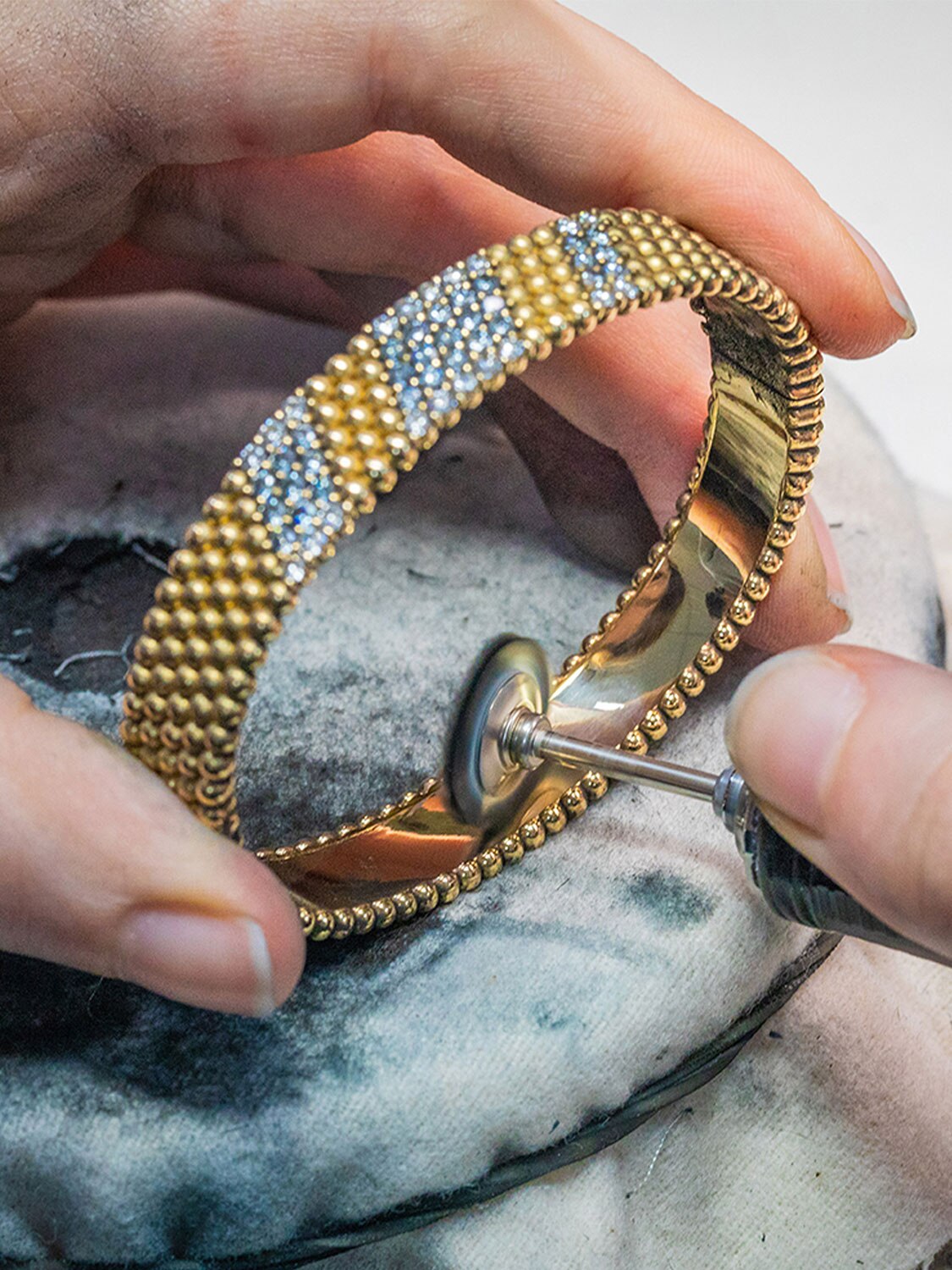 Brush polishing the inside of the bracelet, Perlée collection, Van Cleef & Arpels.